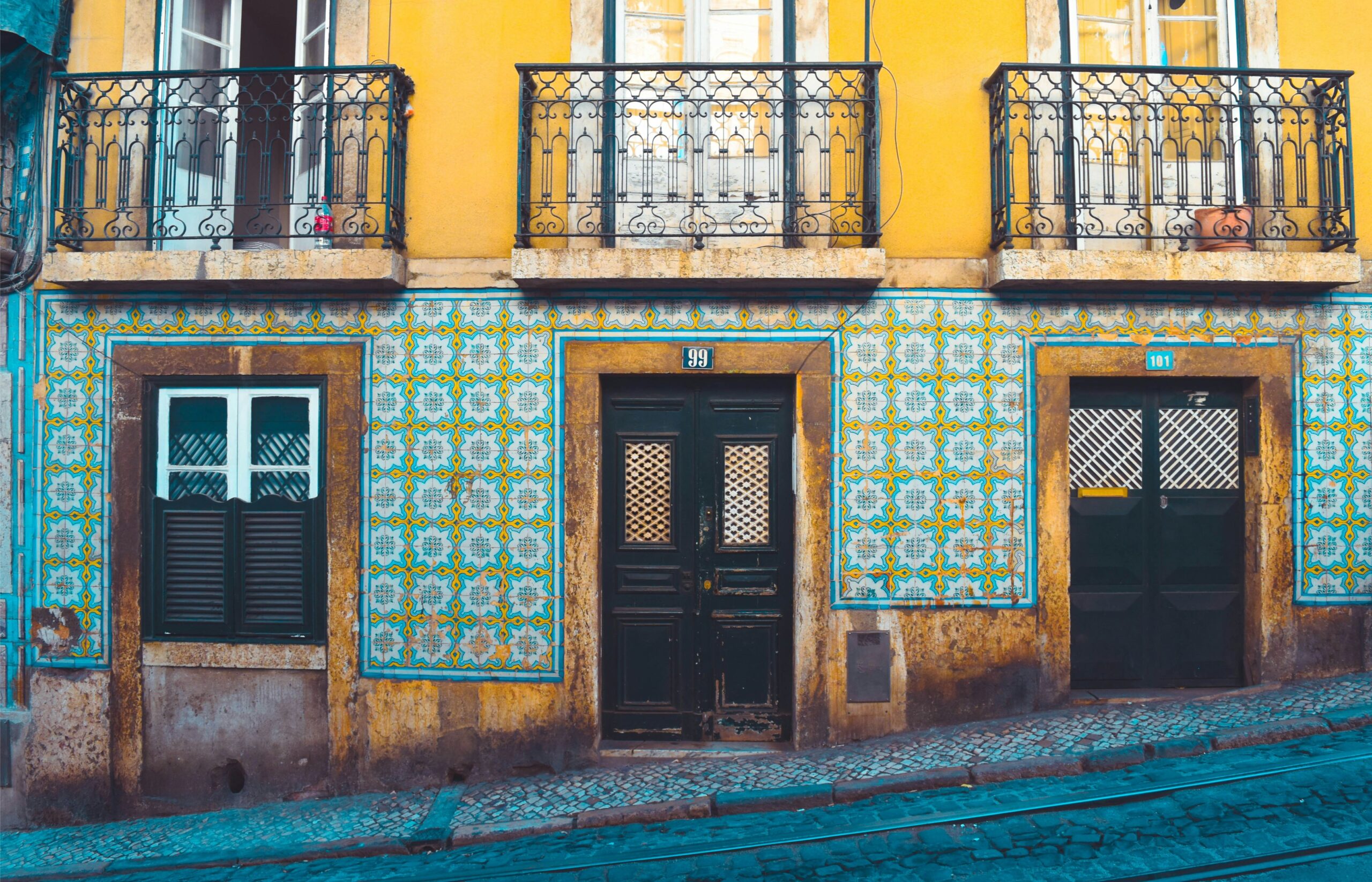 restaurant exterior in baixa