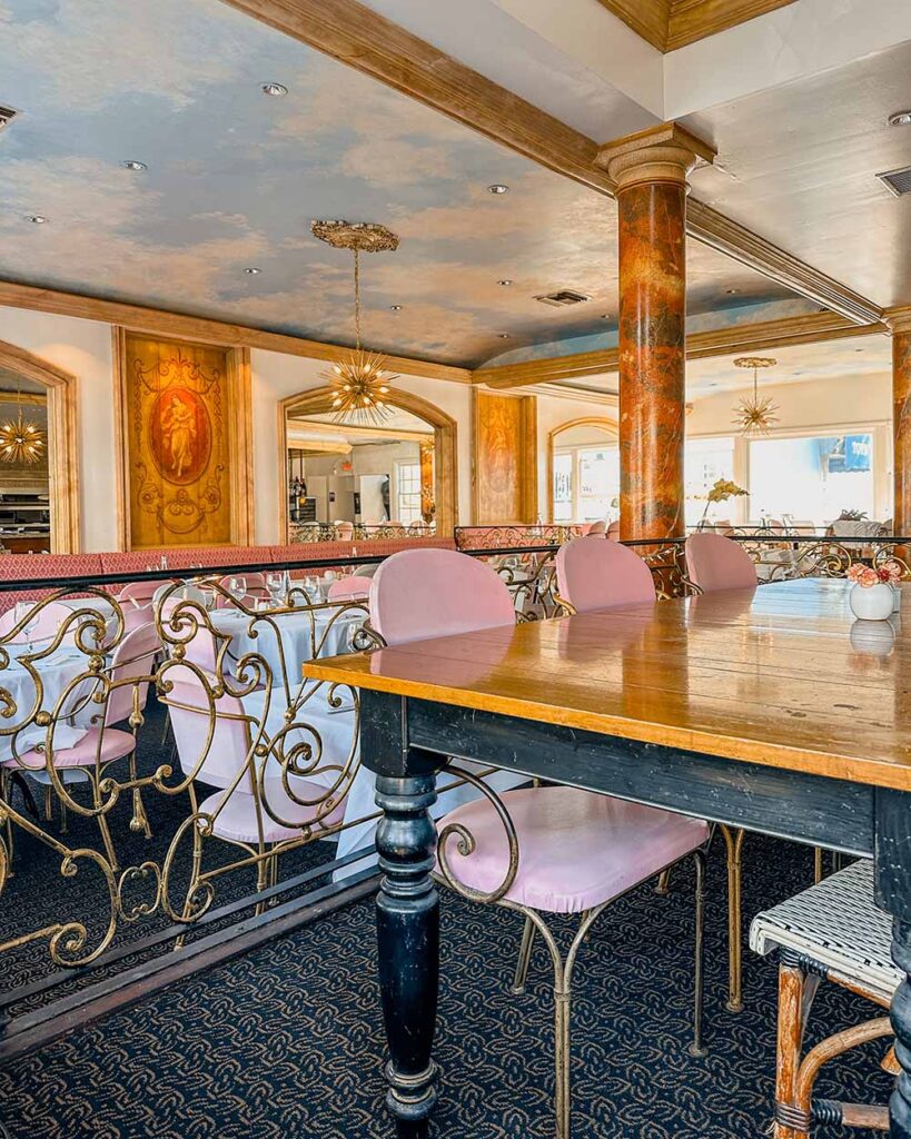 Romantic ocean-view restaurant in Laguna