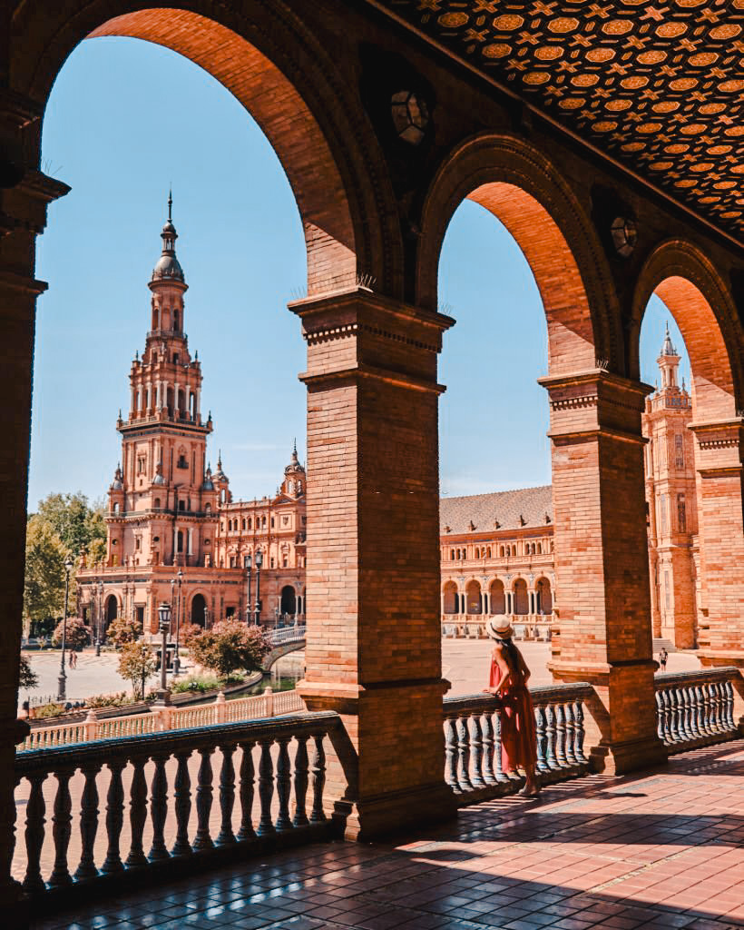 Solo traveler exploring Plaza Espana