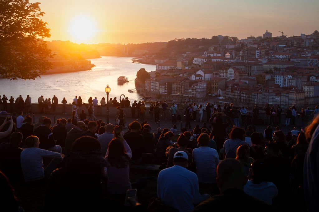 crowd watches sunset at jardim do morro