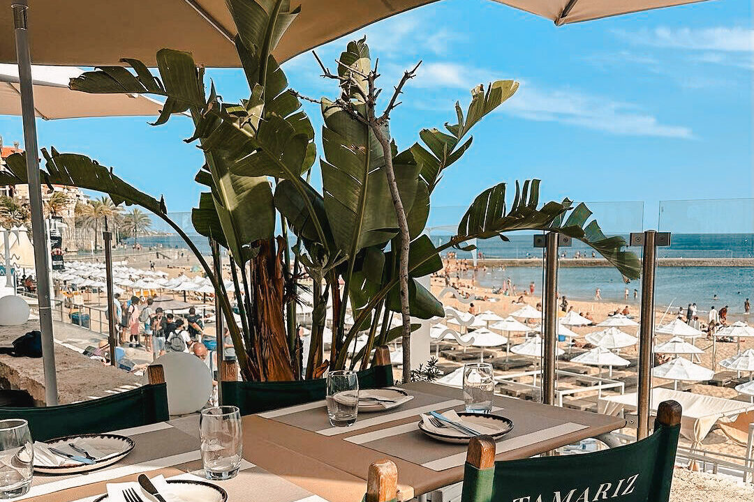 Beachfront restaurant at Tamariz Beach